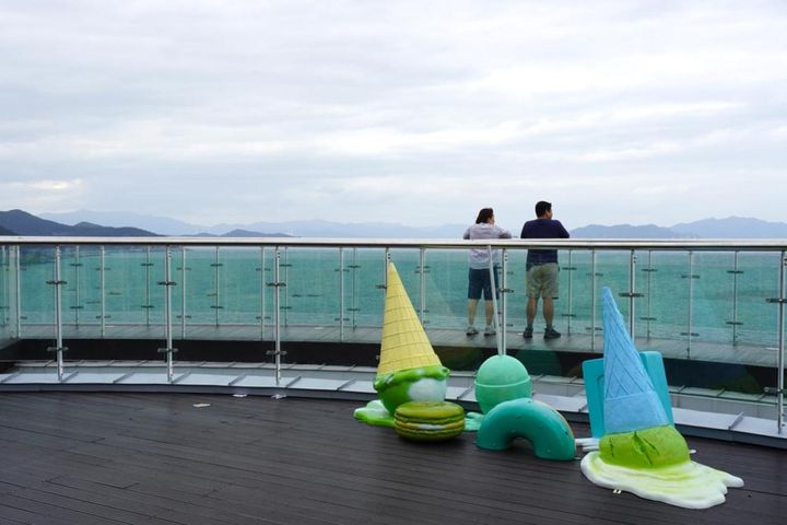 アイスクリームのオブジェが何なのかは不明……。こういった演出は“韓国あるある”です。