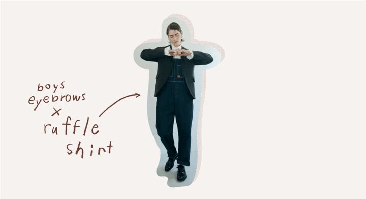 秋のトレンドのフリルシャツは、キリッと太めの“ボーイズ眉”で甘さを引き算して上品に！