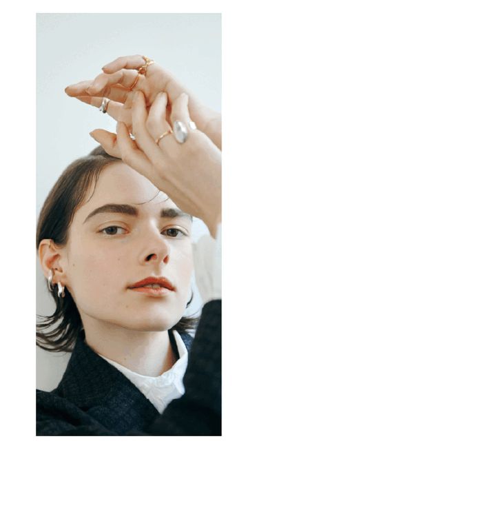 秋のトレンドのフリルシャツは、キリッと太めの“ボーイズ眉”で甘さを引き算して上品に！