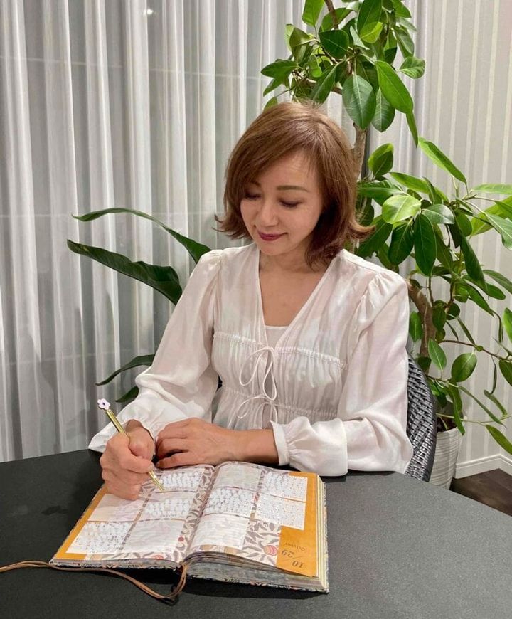 日記を書く鈴木恵さん