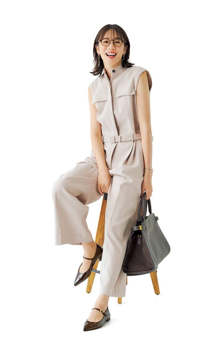 コンビネゾン2万900円（ノーク） バッグ10万1200円（ジャンニ キアリーニ／ジャンニ キアリーニ 銀座店） メガネ4万700円（プロポ／プロポデザイン） ピアス 各2万4200円（ガルニ／ガルニ東京店） バングル9万9000円（スキャット／ロードス）