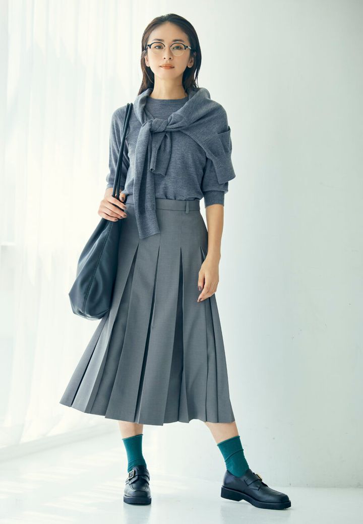 ニット2万6400円、カーディガン2万8600円、スカート3万1900円（すべてマルティニーク）、ローファー4万2900円（パスクッチ／すべてマルティニーク ルミネ横浜） 眼鏡4万6200円（プロポ／プロポデザイン） バッグ2万53 00円（ブリー レオン／ジャック・オブ・オール・トレーズ プレスルーム） ソックス2750円（ブルーフォレ／リトルリーグ インク）