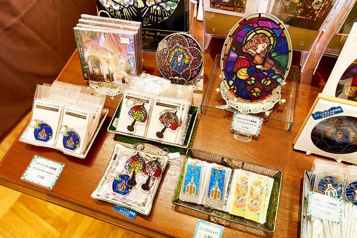 中世ヨーロッパの古城みたい♪ アンティークグラスのやさしい光と荘厳な音色に癒やされる「川奈ステンドグラス美術館」