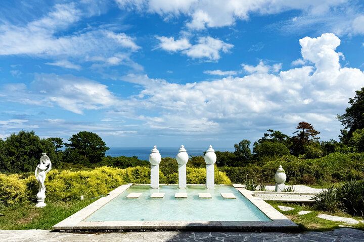 中世ヨーロッパの古城みたい♪ アンティークグラスのやさしい光と荘厳な音色に癒やされる「川奈ステンドグラス美術館」