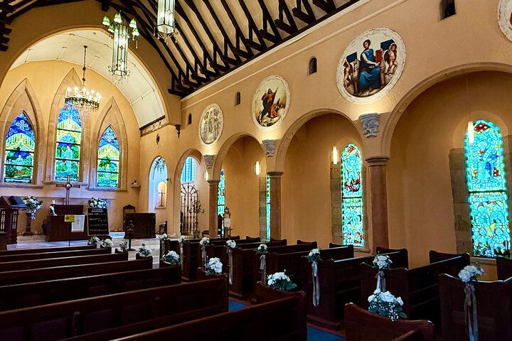 中世ヨーロッパの古城みたい♪ アンティークグラスのやさしい光と荘厳な音色に癒やされる「川奈ステンドグラス美術館」