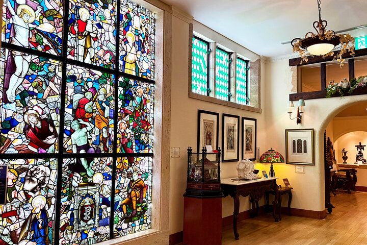 中世ヨーロッパの古城みたい♪ アンティークグラスのやさしい光と荘厳な音色に癒やされる「川奈ステンドグラス美術館」
