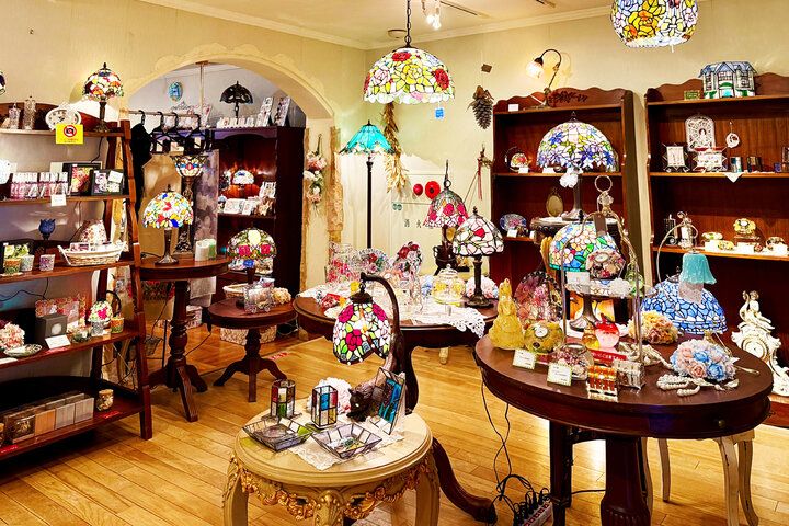 中世ヨーロッパの古城みたい♪ アンティークグラスのやさしい光と荘厳な音色に癒やされる「川奈ステンドグラス美術館」