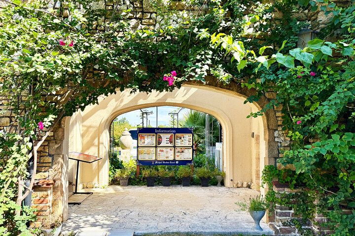 中世ヨーロッパの古城みたい♪ アンティークグラスのやさしい光と荘厳な音色に癒やされる「川奈ステンドグラス美術館」