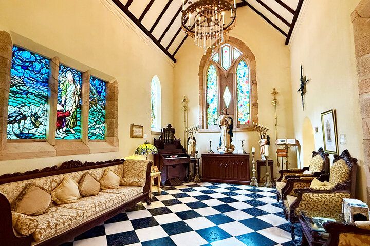 中世ヨーロッパの古城みたい♪ アンティークグラスのやさしい光と荘厳な音色に癒やされる「川奈ステンドグラス美術館」