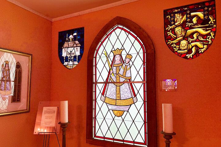 中世ヨーロッパの古城みたい♪ アンティークグラスのやさしい光と荘厳な音色に癒やされる「川奈ステンドグラス美術館」
