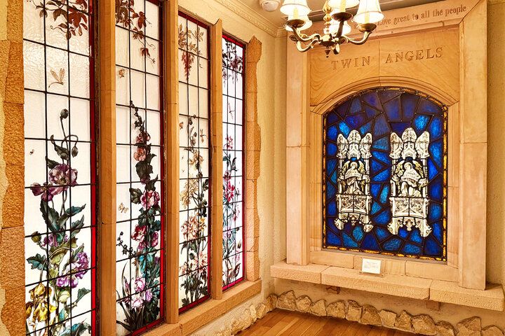 中世ヨーロッパの古城みたい♪ アンティークグラスのやさしい光と荘厳な音色に癒やされる「川奈ステンドグラス美術館」