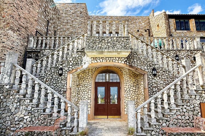 中世ヨーロッパの古城みたい♪ アンティークグラスのやさしい光と荘厳な音色に癒やされる「川奈ステンドグラス美術館」