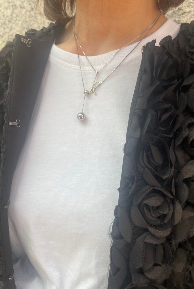 「ティファニー」と「アガタ」のアクセサリーを重ねづけ