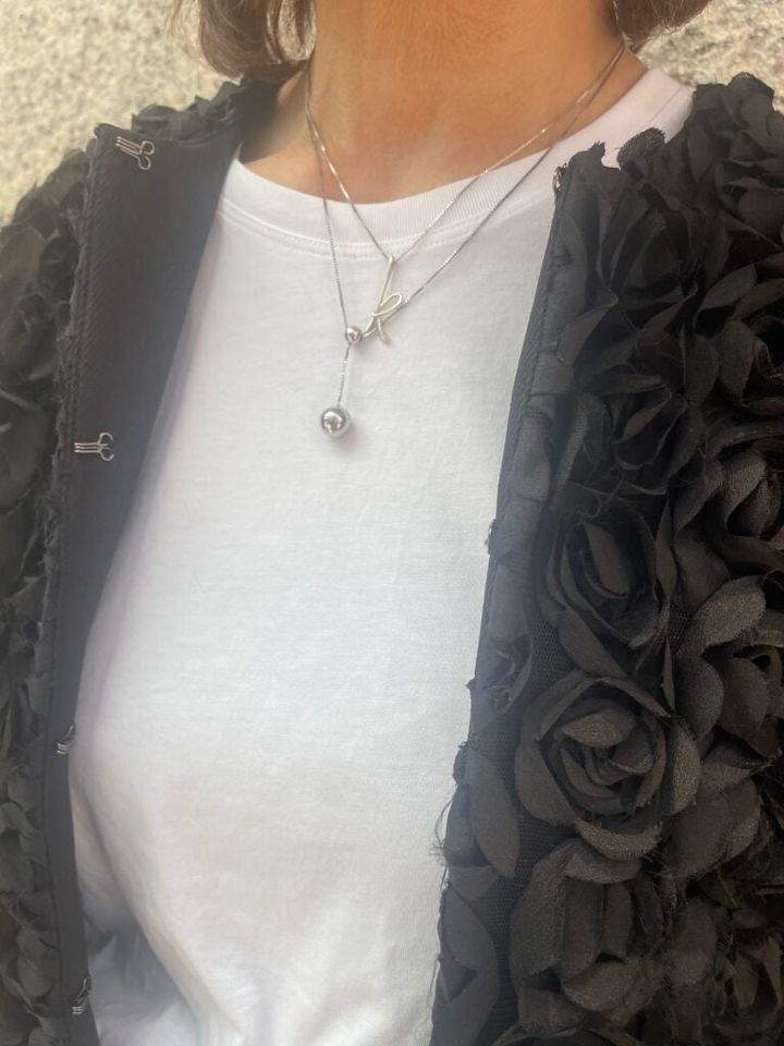 「ティファニー」と「アガタ」のアクセサリーを重ねづけ