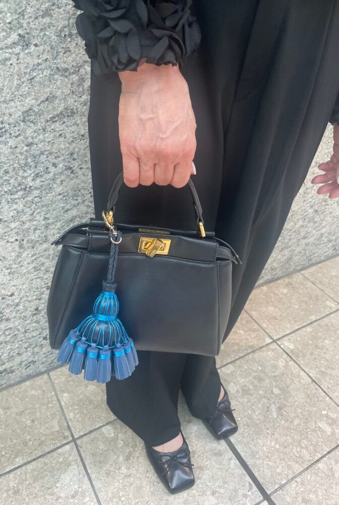 「フェンディ」のバッグに「アニヤはインドマーチ」のチャームをプラス