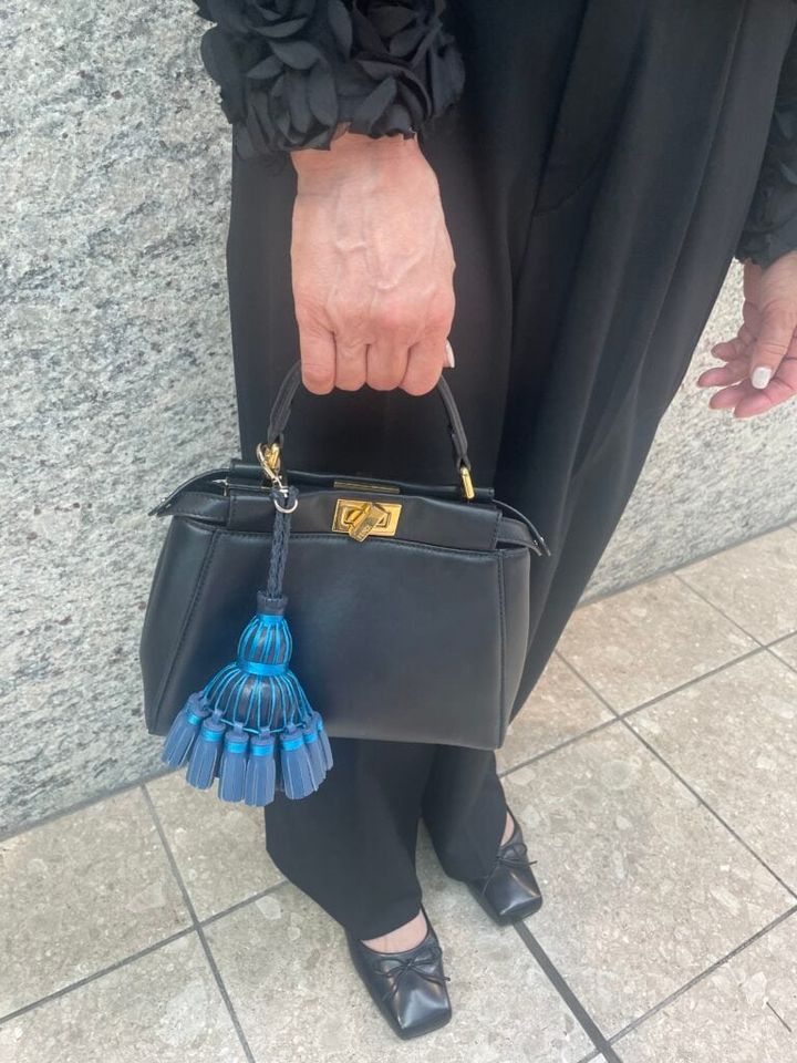 「フェンディ」のバッグに「アニヤはインドマーチ」のチャームをプラス