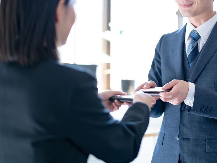 「あいさつをしない人」が時々いる。大半の人は「会釈するだけでもいいのに」「無視してもいいことなんてないのに」と考え、その行動が理解できないのだが。「あいさつしない人はなぜしないのか」話を聞いた。※サムネイル画像：shutterstock