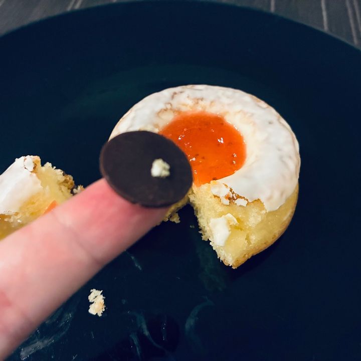 【コンビニ】お手軽にハロウィン気分！「新発売のコンビニスイーツで楽しもう！」「カゲが口に…」