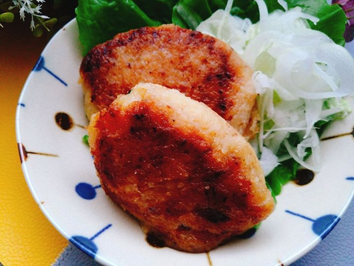 かつおの風味がマッチ!!ご飯すすむこの味。かつおじゃがバーグ