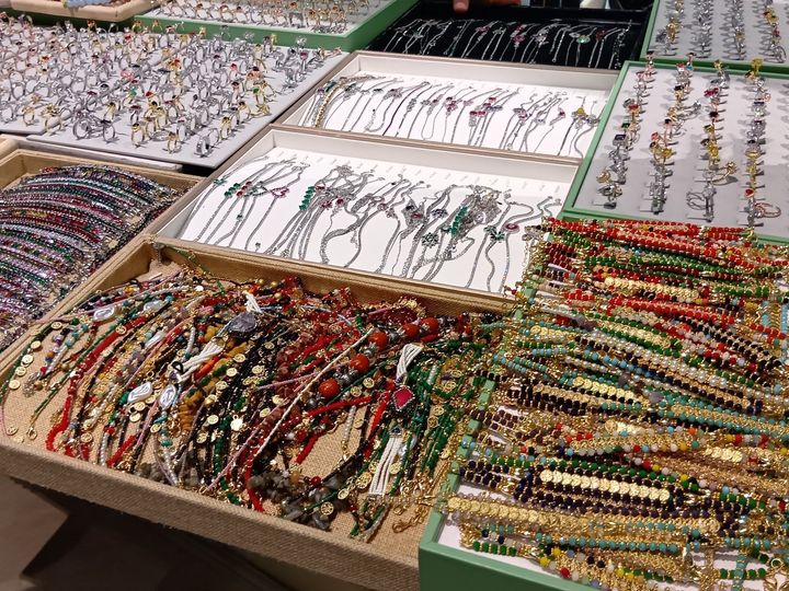 アフター万博で万博ロス解消！世界横丁で半額アクセ＆トゥアレグシルバーGET～！