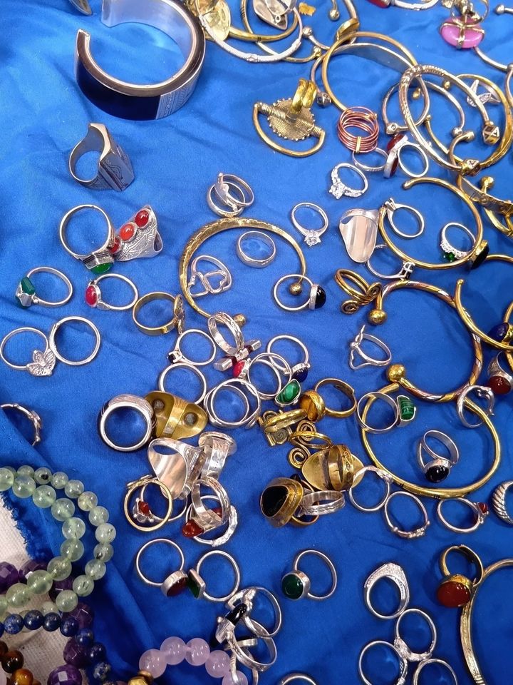 トゥアレグシルバーと「青」は文化的背景と深く結びついた色です。青い布の上に、無造作に置かれたアクセサリーがなんとも、魅力的～！