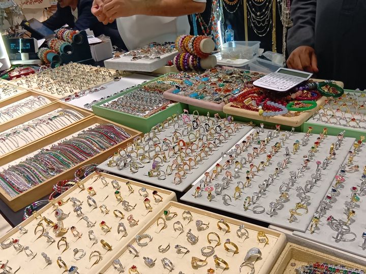 アフター万博で万博ロス解消！世界横丁で半額アクセ＆トゥアレグシルバーGET～！