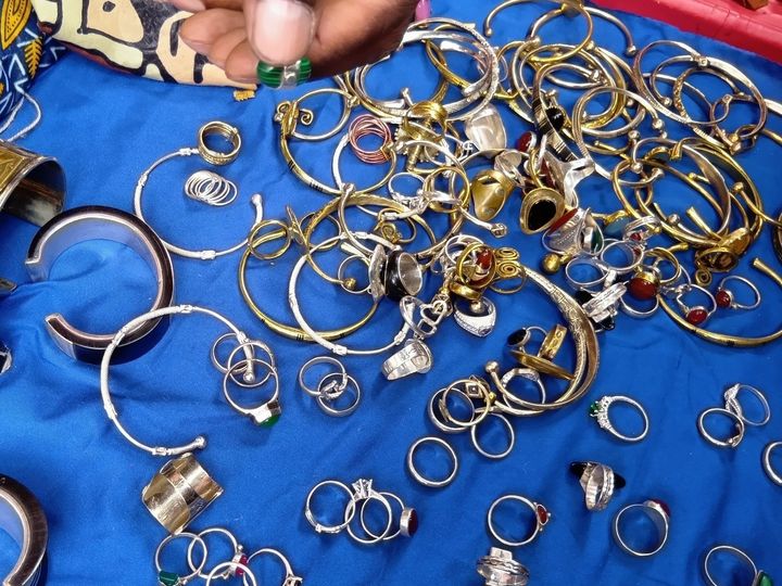 マリ共和国らしい、青いカラーの布の上に蚤の市風にざっくばらんに陳列されています！