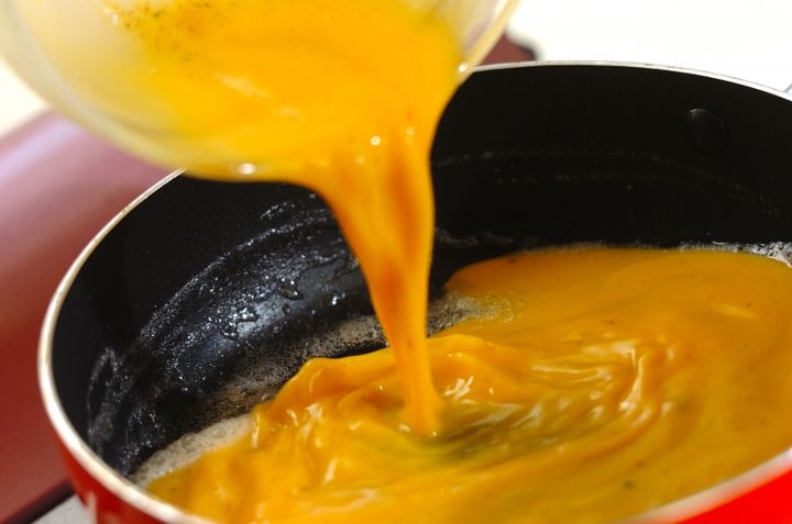 簡単！たっぷりチーズのふわふわオムレツ by 杉本 亜希子さんの作り方1