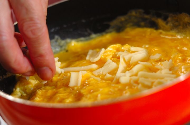 簡単！たっぷりチーズのふわふわオムレツ by 杉本 亜希子さんの作り方2