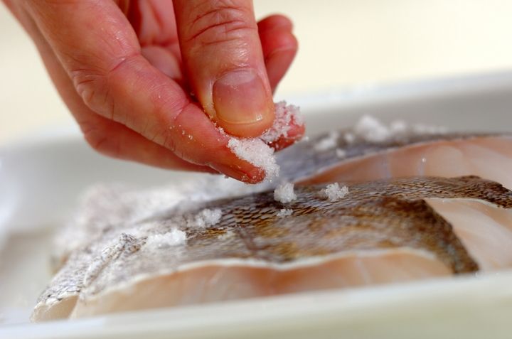 白身魚とアサリのワイン蒸しの下準備1