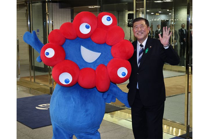 石破茂首相（右）と、大阪・関西万博公式キャラのミャクミャク（2025年4月12日、時事）