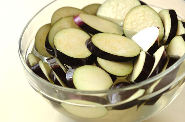 時短であともう一品！レンジ蒸しナスの和え物の下準備1