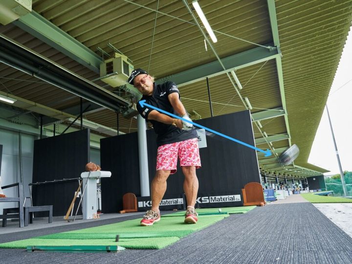 飛距離を伸ばしたいなら「クロスハンド打ち」で練習しよう！人気コーチが解説