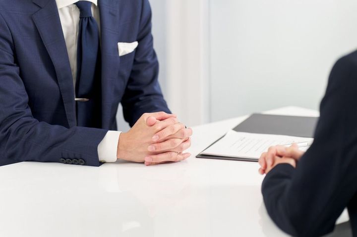 面接を受けるビジネスマン