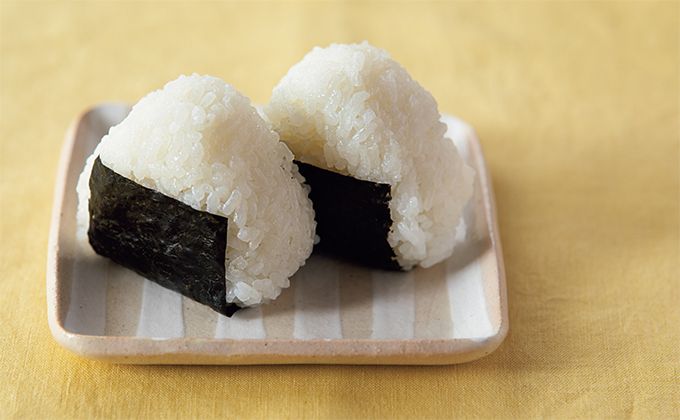 お弁当やピクニックに！ シンプルな「塩おにぎり」は、このタイミングで三角に！【最新号からちょっと見せ】の画像1