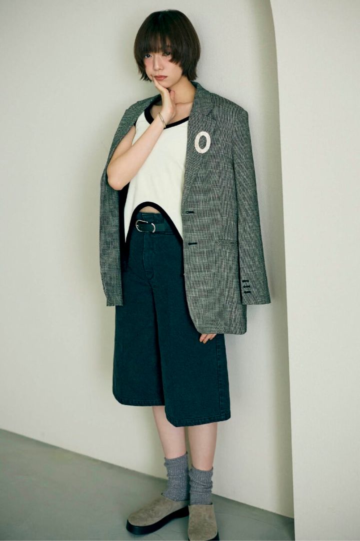 ジャケット￥39,600（Pasterip） ベロアタンクトップ￥18,700（ジェーン スミス／シップス インフォメーションセンター） デニムライダーパンツ￥29,920（オブラダ／シンチ） ベルト￥14,300（レフィエ／フラッパーズ） ソックス￥1,760（ビームス ボーイ／ビームス ボーイ 原宿） ブローチ￥26,400（アドラル／ズットホリック） バングル￥21,450（フォークバイエヌ／UTS PR） サンダル￥53,900（フィーニー）