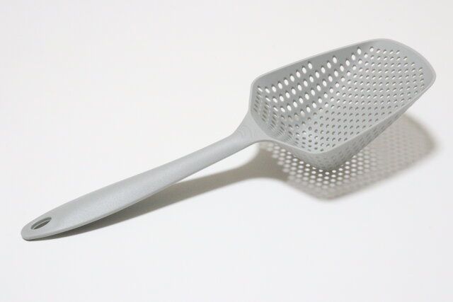 ダイソーの大きいザルスプーン（角型）が便利