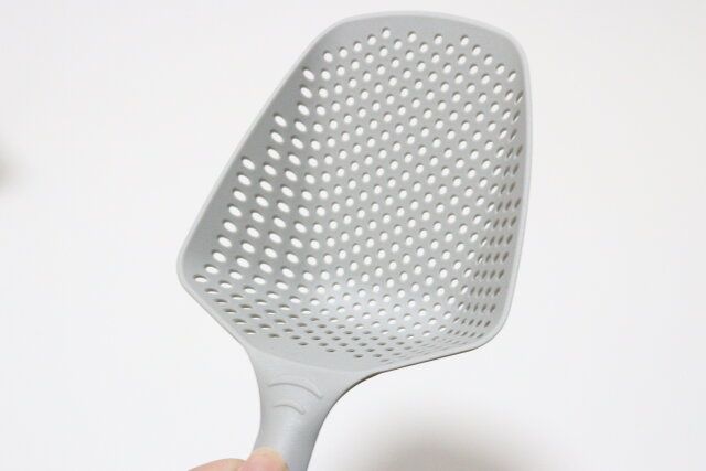 ダイソーのありそうでなかった大きいザルスプーン（角型）