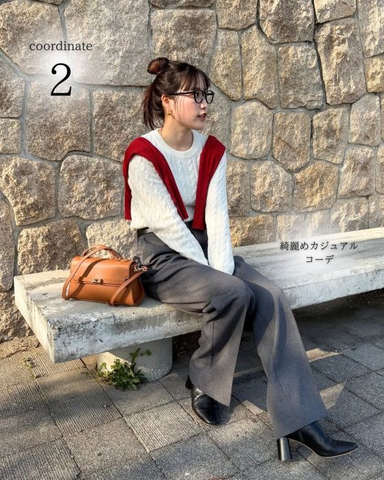 GUのグレーの「フレアスラックス」