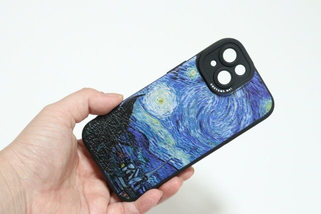 ダイソーのiP15/14用ケース 立体印刷 星月夜のビジュアル