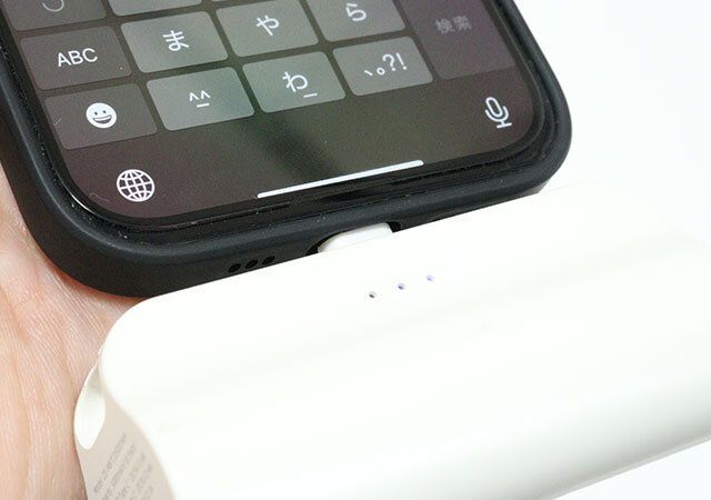 ダイソーのiP15/14用ケース 立体印刷 星月夜は充電しやすい