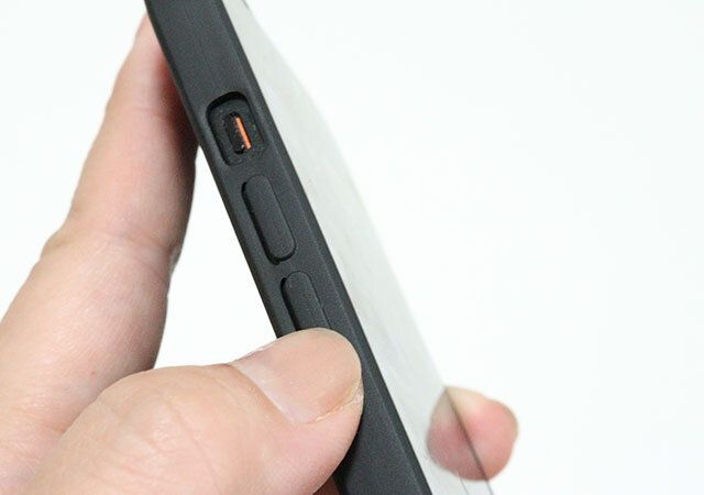 ダイソーのiP15/14用ケース 立体印刷 星月夜はボタンが押しやすい