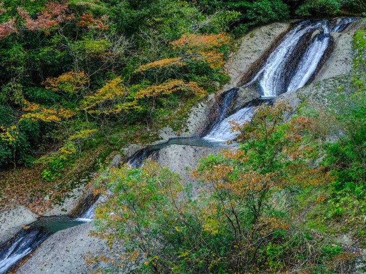 All About ニュース編集部が全国250人を対象に実施した秋に行きたい滝に関するアンケートの調査結果から、「石川県で秋に行きたい滝」ランキングを発表！ 2位「男女滝」を抑えた1位は？