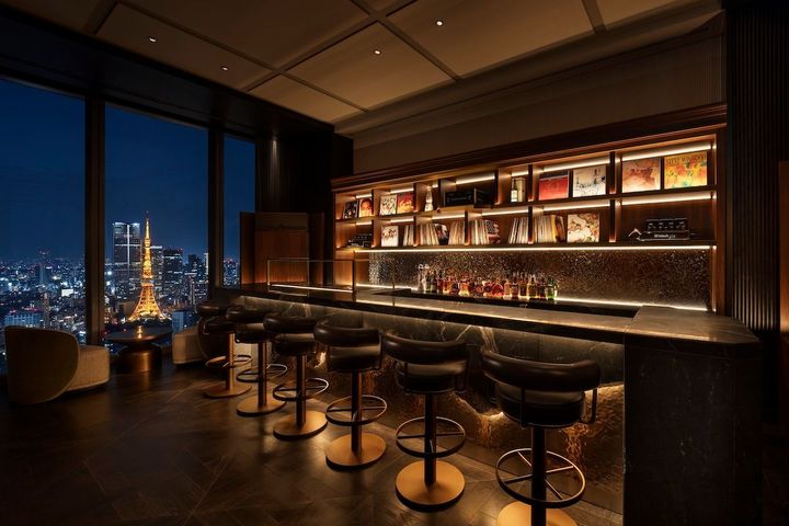 多彩なジャンルのレコードをHi-Fiサウンドシステムで満喫できる43階のシークレット リスニングバー「オフレコード」。