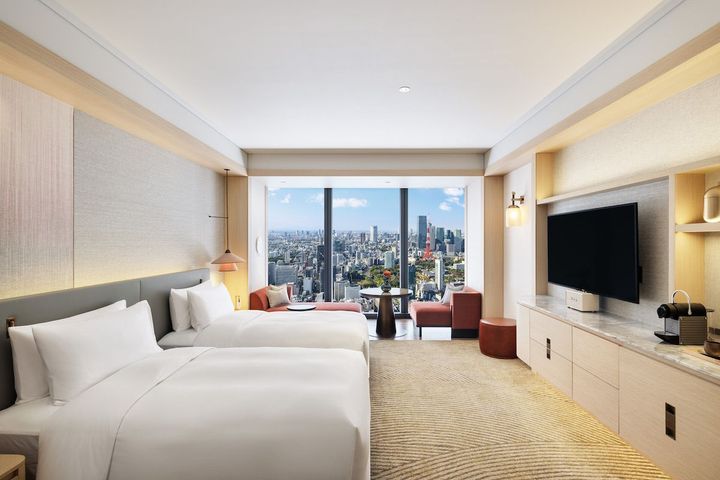 「フェアモント 東京タワービュー（ツイン）」。もっともコンパクトな客室でも52㎡のゆとりある広さ。