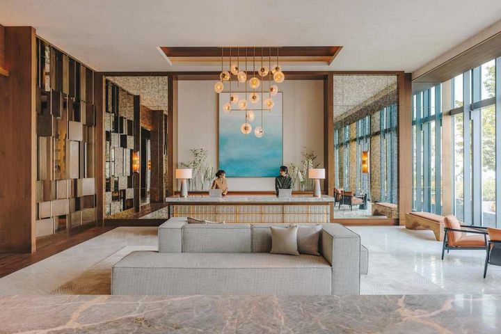 35階にありながら、窓の外に緑豊かなテラスが広がるレセプション。自由に座れるチェアやソファーが用意され、ゆったりとくつろぐことができる。