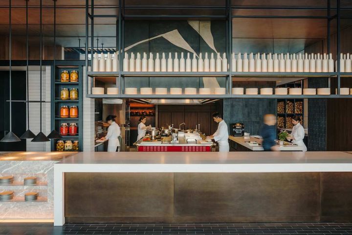 本格的な薪窯で仕上げるアクアパッツァや薪焼きピザがシグネチャー。35階のオールデイダイニング「キルン＆トニック」。