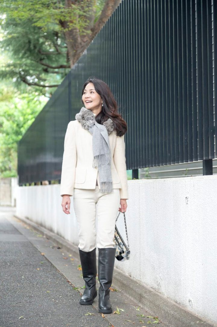 ジャケット／マックスマーラ、ニット／コシノヒロコ、スカート／マックスマーラ、ショートブーツ／リーガル、ピアス／エスバイマーティン