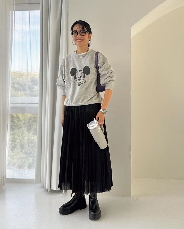 カジュアル服こそ、トレンドを取り入れたアイテムと合わせて脱シンプルに。