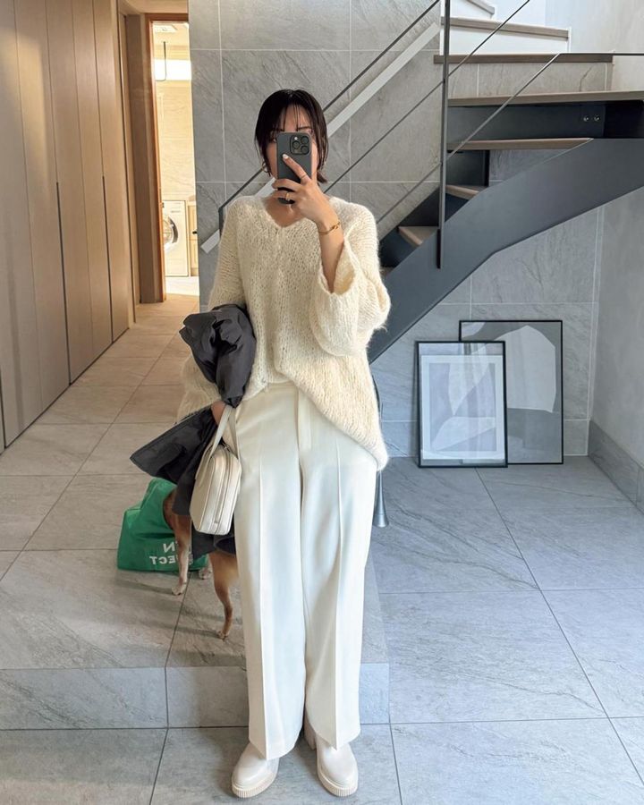 白ニットはもう4年ほど愛用中。